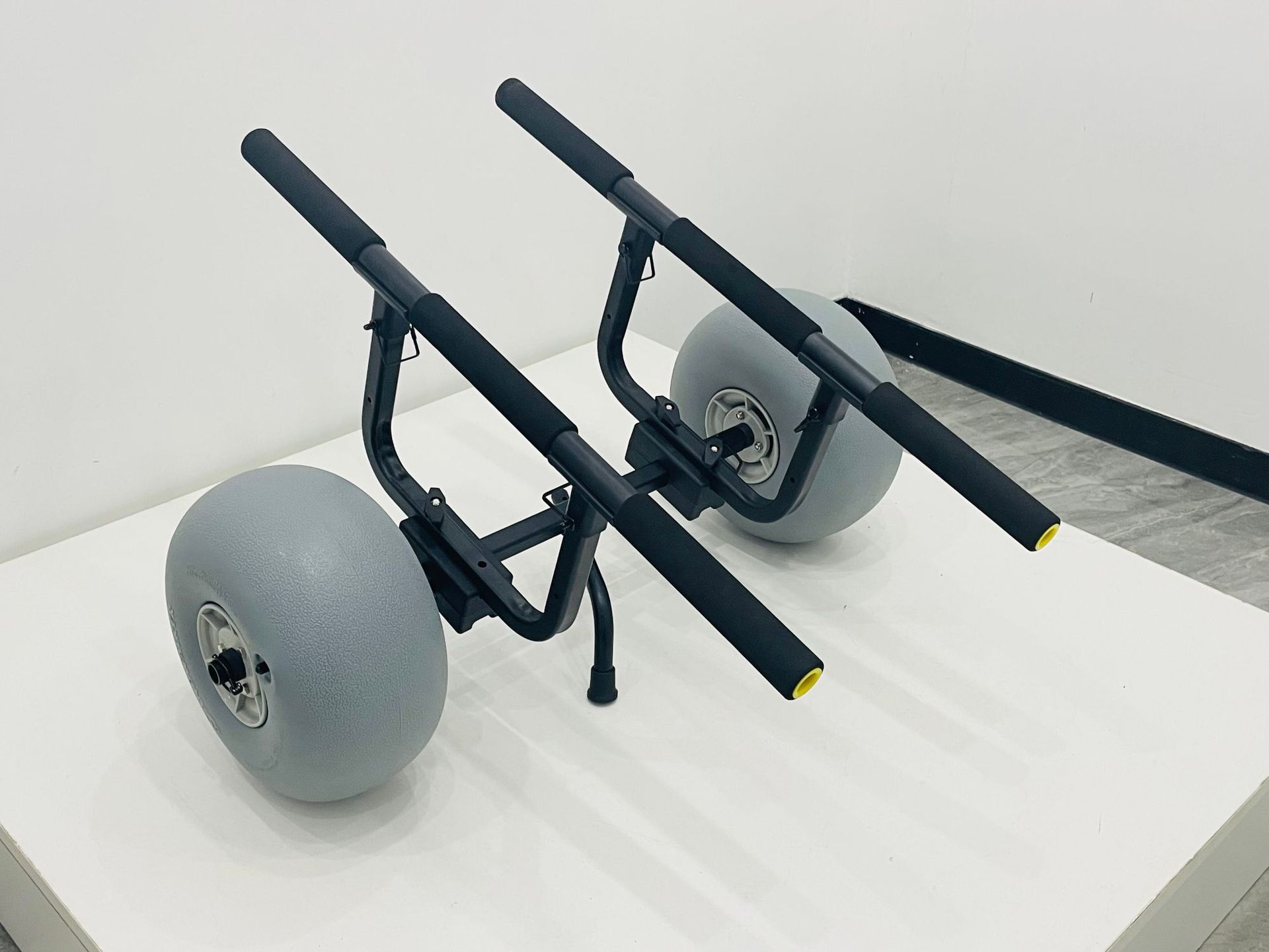 Fishing Kayak Cart - 折りたたみ式カヤックカート、ビーチ用キャスター付き、最大積載量90kg、カヌーやサーフボードの運搬に最適なドーリー。固定用ストラップ付き。